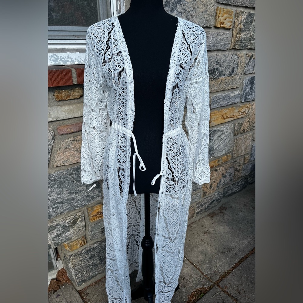 Flowy lace coverup